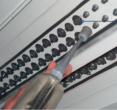 Utilisation de buses d'encapsulation manuelles pour rivets - Application de mastic d'étanchéité aérospatiale - ASA