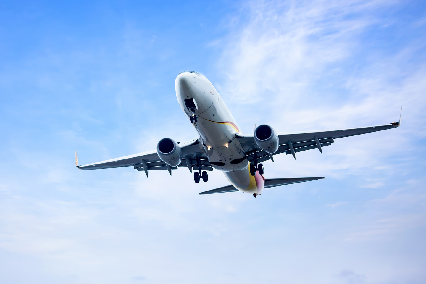 commercial-plane-takeoff-landing-blue-sky