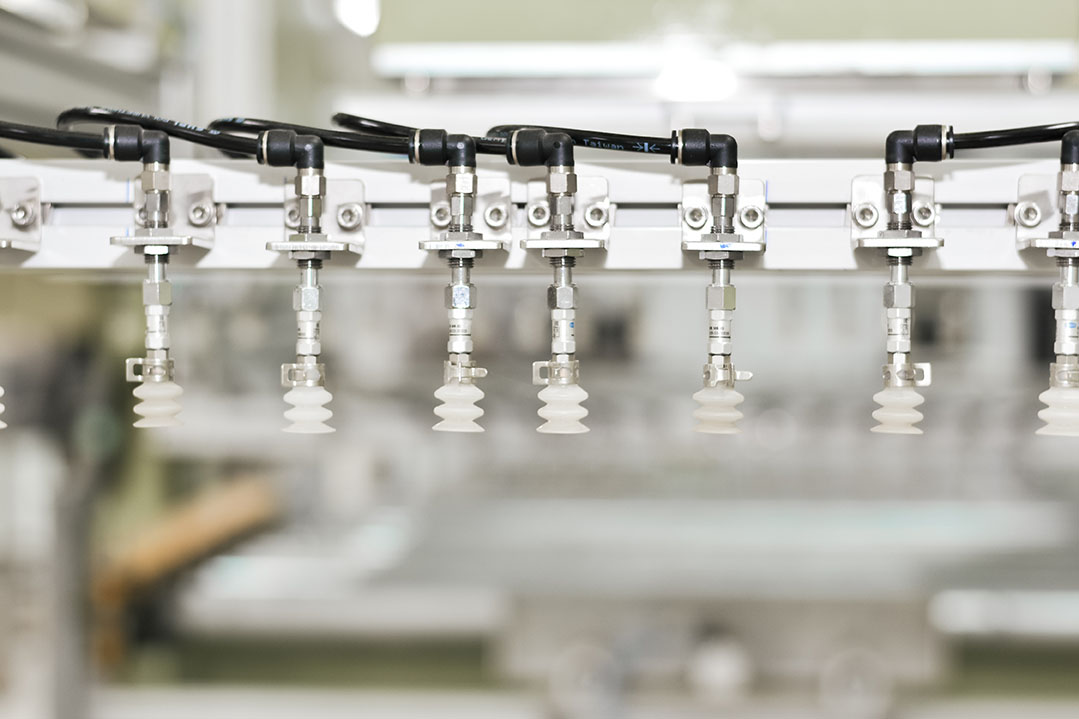 Sistema de bomba peristáltica de precisión Watson Marlow con panel de control digital para el llenado preciso de productos químicos en una instalación certificada.