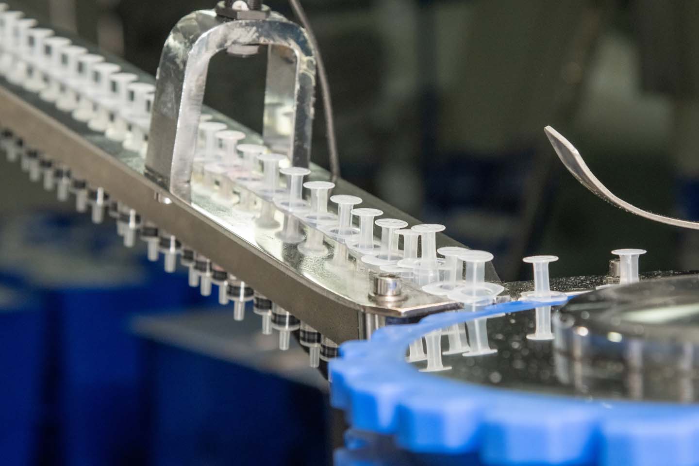 un-primer-plano-de-la-produccion-de-jeringas_low